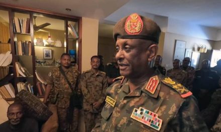 ياسر العطا يدلي بتصريحات خلال لقائه ضباط وضباط صف وجنود بالمدراعات…