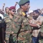 البرهان يتفقد نازحي الفاشر في الدبة…