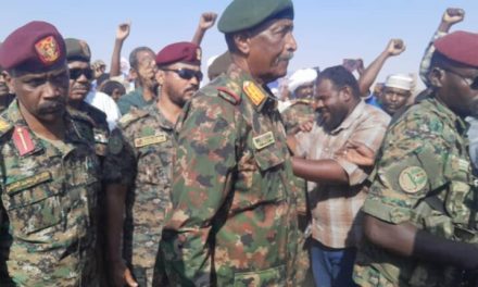 البرهان يتفقد نازحي الفاشر في الدبة…