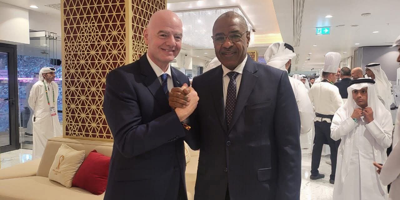 رئيس الفيفا يبدي إعجابه بأداء المنتخب السوداني ويتبنى برامجه