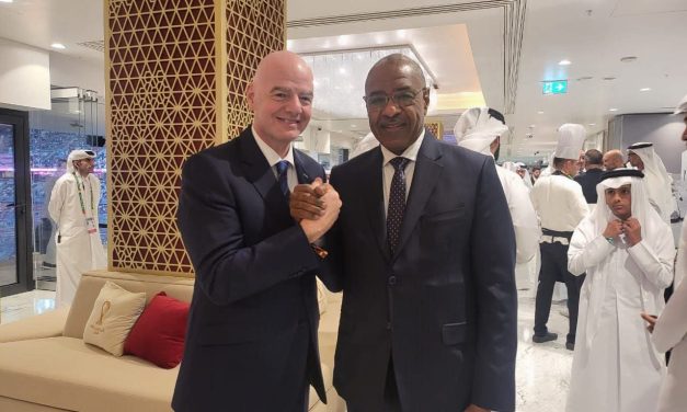 رئيس الفيفا يبدي إعجابه بأداء المنتخب السوداني ويتبنى برامجه