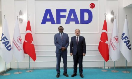 سفير السودان بأنقرة يبحث مع إدارة الكوارث سبل تعزيز الدعم الإنساني للبلاد