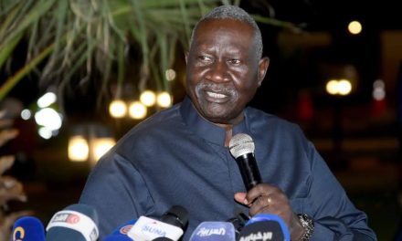 رسالة عقار للإعلام والسياسيين: الابتعاد عن التشاكس والتوجه لتعبئة الشعب لتحقيق النصر.