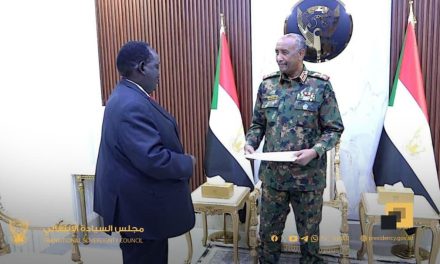 البرهان يتسلم رسالة خطية من سلفاكير