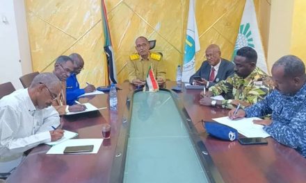 الخرطوم تحذر المواطنين من حرق النفايات خشية “مخلفات الحرب” وتتعهد بتنظيم سوق الأسماك