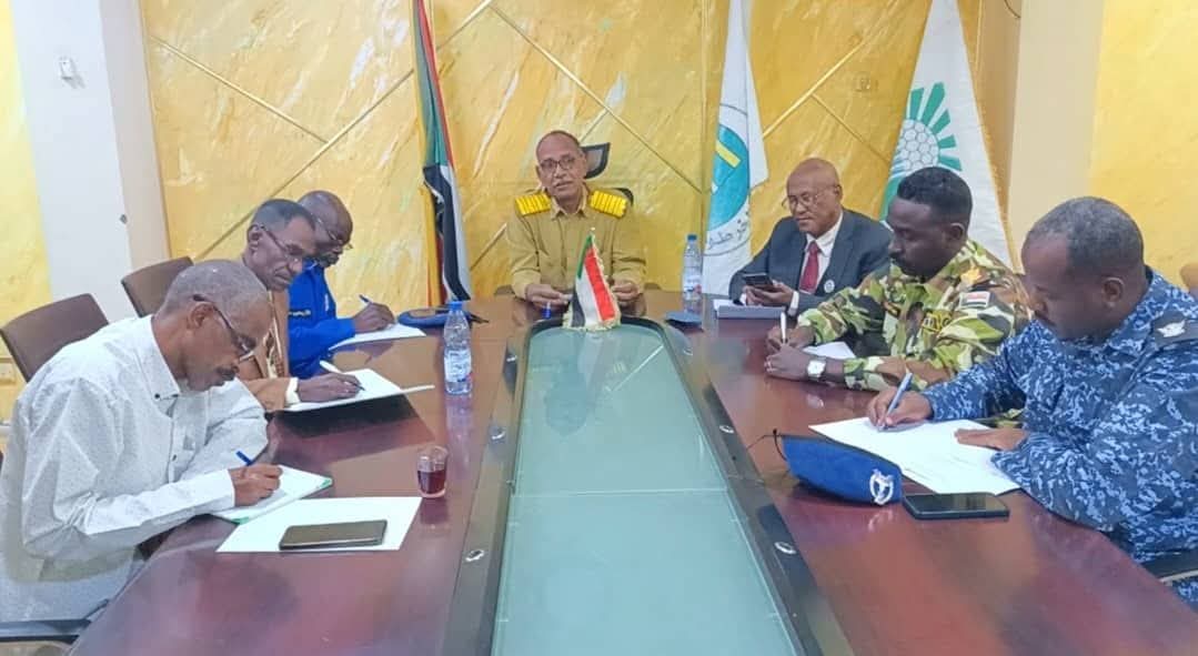 الخرطوم تحذر المواطنين من حرق النفايات خشية “مخلفات الحرب” وتتعهد بتنظيم سوق الأسماك