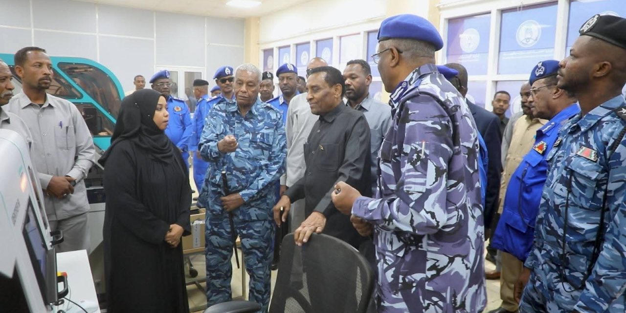 رئيس الوزراء يتفقد مجمع خدمات أمدرمان ويوجه بتسهيل معاملات المواطنين