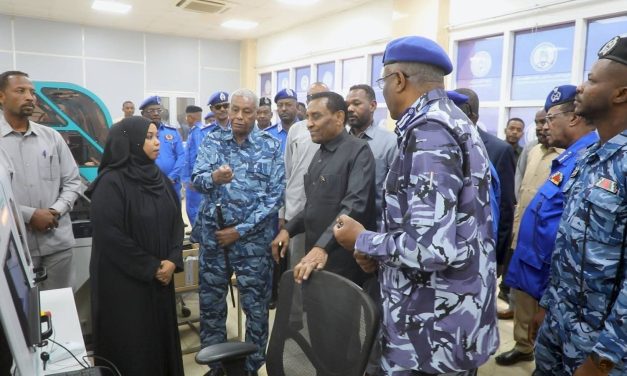 رئيس الوزراء يتفقد مجمع خدمات أمدرمان ويوجه بتسهيل معاملات المواطنين