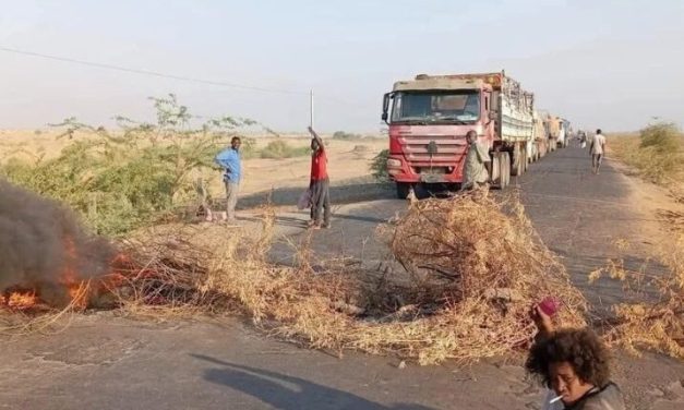 محتجون يغلقون طريق كسلا القضارف وبورتسودان