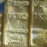 الذهب يهوي لأدنى مستوى في 4 أشهر.. كيف عصفت التوترات العالمية بالمعدن الأصفر؟…